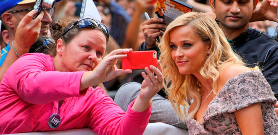 Reese Witherspoon se hace una foto con una admiradora en Toronto, Canadá, en 2016. EFE/EPA/WARREN TODA