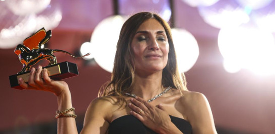Audrey Diwan gana el León de Oro a la mejor película por "Happening" en el Festival de Cine de Venecia, el sábado 11 de septiembre de 2021 en Venecia, Italia. (Foto por Joel C Ryan/Invision/AP)