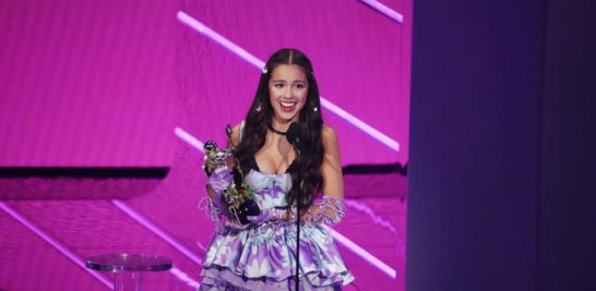 Olivia Rodrigo recibe el premio a la canción del año, por "Drivers License", durante la ceremonia de los Premios MTV a los Videos Musicales el domingo 12 de septiembre de 2021 en el Barclays Center, en Nueva York. (Foto por Charles Sykes/Invision/AP).