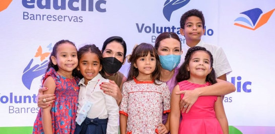 Raquel Arbaje y Noelia García de Pereyra con niños y niñas