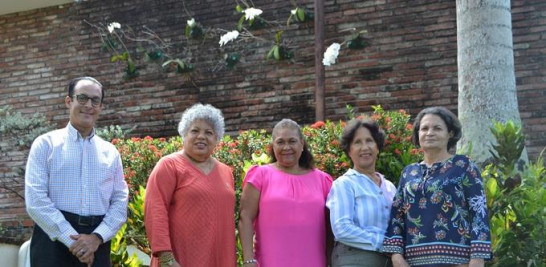 Rubén Alfonseca, Maritza Camacho, Altagracia Cabrera, Milda Sánchez y Ángeles Martínez, frente a la sede de la SDO en el Jardín Botánico.  Yaniris López / LD