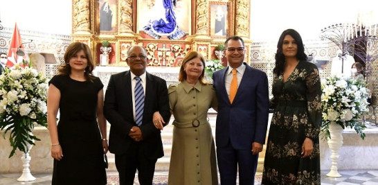 Joseline Cruz, Alberto Cruz, Beatriz de Cruz, Alberto Cruz (hijo) y Loraine Cruz.