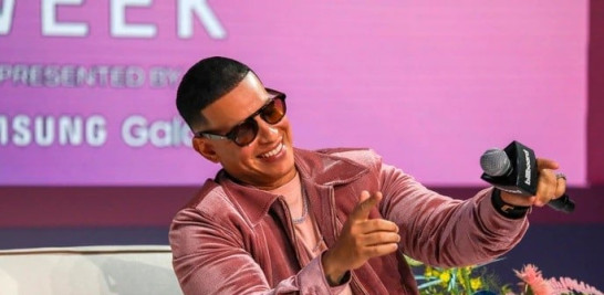 Daddy Yankee sonríe durante su participación en el apartado "El superestrella" de la Conferencia de los premios Latin Billboard en el Faena Forum de Miami Beach, Florida (EE.UU). EFE/Giorgio Viera (Agencia EFE).