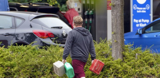 Una vista de un letrero en una gasolinera, en Bracknell, Inglaterra, el domingo 26 de septiembre de 2021. En un cambio de sentido, Gran Bretaña dice que emitirá miles de visas de emergencia a conductores de camiones extranjeros para ayudar a solucionar los problemas de la cadena de suministro que han causado estantes de supermercados vacíos, largas colas en gasolineras y surtidores de gasolina cerrados. (Steve Parsons / PA vía AP)