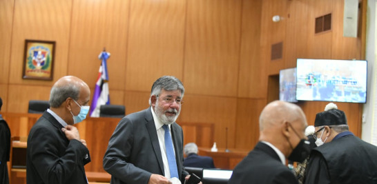 Víctor Díaz Rúa al regresar junto a sus abogados tras su última participación en el juicio por sobornos de Odebrecht. JOSE A. MALDONADO/LD