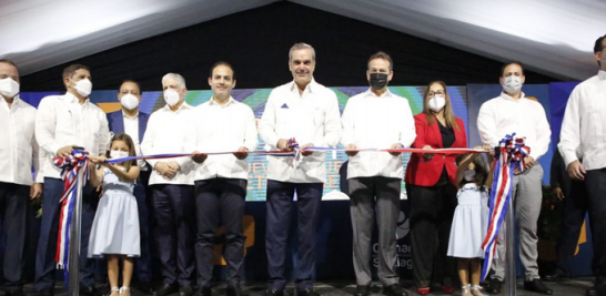 El presidente encabezó anoche la inauguración de la feria Expo Cibao, en Santiago.