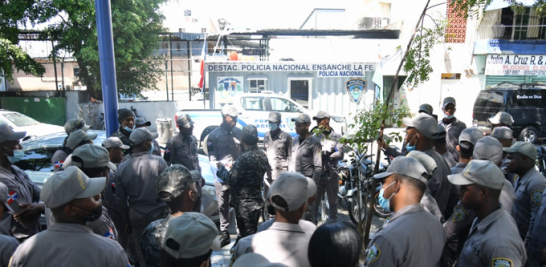 Fuerzas policiales listas para su despligue y labores de seguridad en los barrios La Zurza, Ensanche La Fe y La Puya. JA MALDONADO/LISTÍN DIARIO