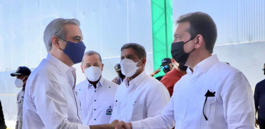 El presidente Luis Abinader saluda al ministro de Industria y Comercio, Víctor Bisonó. Observa el ministro de Agricultura, Limber Cruz.