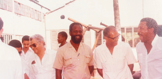 Esta foto de1982 muestra a Milito con grandes actores de la industria azucarera en el Ingenio Barahona.