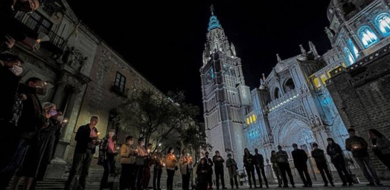 Un grupo de feligreses se reunió este domingo frente a la Catedral Primada de Toledo. EFE