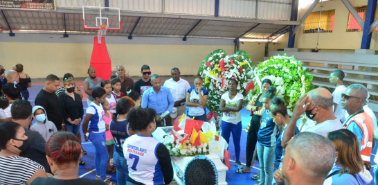Familiares y amigos durante le velatorio de la niña Adrielis Tapia Ojeda en Moca. ONELIO DOMÍNGUEZ/LD