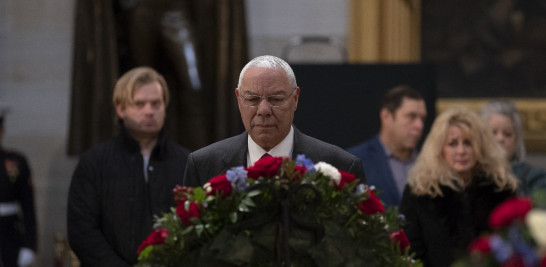 En esta foto de archivo tomada el 4 de diciembre de 2018, el exsecretario de Estado de EE. UU. Colin Powell presenta sus respetos mientras los restos del ex presidente de EE. UU. George H. W. Bush yacen en el estado en la rotonda del Capitolio de EE. UU. En Washington, DC. Colin Powell, un héroe de guerra de Estados Unidos y el primer secretario de estado negro, murió por complicaciones del Covid-19, dijo su familia el 18 de octubre de 2021. Tenía 84 años.
Alex Edelman / AFP