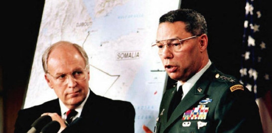 En esta foto de archivo tomada el 4 de diciembre de 1992, se muestra al entonces secretario de Defensa de los Estados Unidos, Dick Cheney (izq.), Y luego al presidente del Estado Mayor Conjunto, el general Colin Powell (der.), Durante una conferencia de prensa en Washington, DC, sobre la situación en Somalia. Colin Powell, un héroe de guerra de Estados Unidos y el primer secretario de estado negro, murió por complicaciones del Covid-19, dijo su familia el 18 de octubre de 2021. Tenía 84 años.
RENAUD GIROUX / AFP