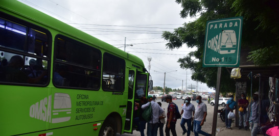 Autobus de la Oficina Metropolitana de Servicios de Autobuses (OMSA) aborda pasajeros sin exigir tarjeta de vacunación.