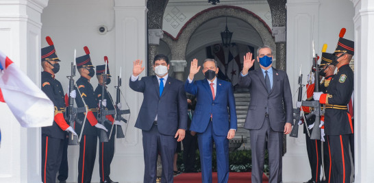 Al centro el presidente de Panamá, mientras que a su derecha se encuentra el primer mandatario de Costa Rica y a su izquierda el presidente dominicano, Luis Abinader.