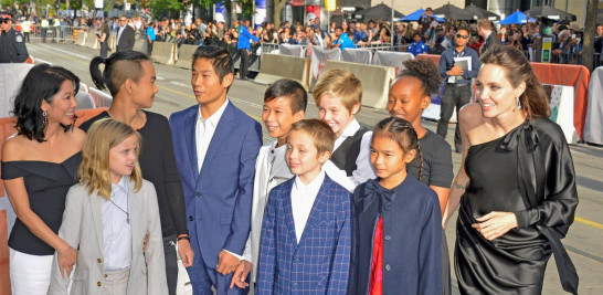 Angelina Jolie, a la derecha, llega acompañada de sus seis hijos y algunos amigos a la proyección de la película 'First They Killed My Father' el 11 de septiembre de 2017, durante la edición 42 del Festival de Cine de Toronto, en Toronto (Canadá). (Foto: EFE/Archivo).