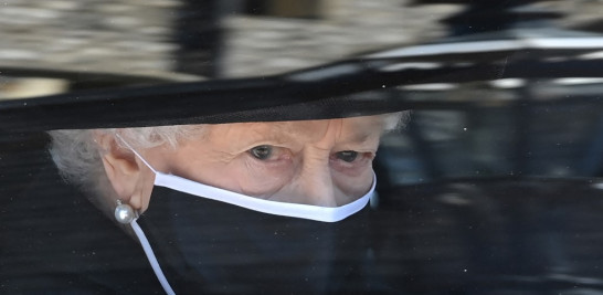 En esta foto de archivo tomada el 17 de abril de 2021, la reina Isabel II de Gran Bretaña llega al Royal Bentley en el funeral de su esposo, el príncipe Felipe de Gran Bretaña, duque de Edimburgo, a la Capilla de San Jorge en el Castillo de Windsor al oeste de Londres. Foto: Leon Neal/AFP.