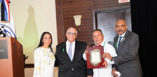 El doctor Feliz Lorenzo Valdez Suero, director de CECANOT recibe junto al doctor Ramón Graciano Acevedo,