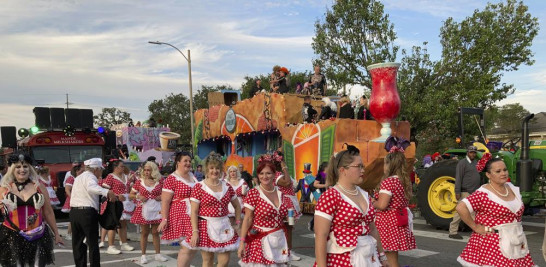 Los miembros de Mande Milkshakes, un grupo de baile en Nueva Orleans, participan en el desfile de Krewe of Boo el sábado 23 de octubre de 2021 en Nueva Orleans. (Foto AP / Rebecca Santana)