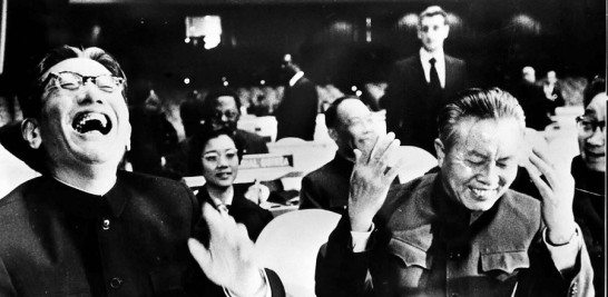 La imagen muestra las reacciones de Qiao Guanhua (izquierda, frente), entonces viceministro de Relaciones Exteriores de la República Popular China, y Huang Hua, entonces representante de China ante las Naciones Unidas, en la 26 Asamblea General de las Naciones Unidas, el 15 de noviembre de 1971. (Xinhua)