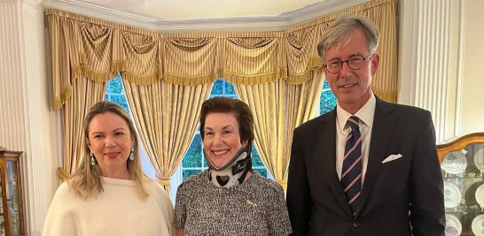 Margarita Miranda de Mitrov, presidenta Fundación Sintonía, la embajadora Sonia Guzmán y el embajador alemán en la República Dominicana, Dr. Volker Pellet en recepción en Embajada Dominicana.