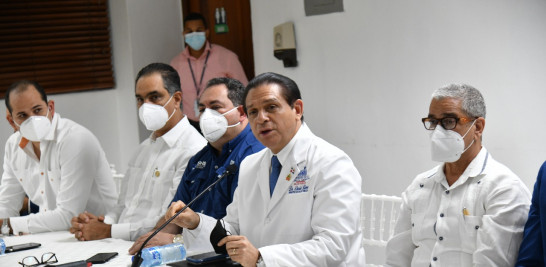 El ministro de Salud anoche al ofrecer declaraciones a la prensa sobre las decisiones adoptadas. ARTURO PEREZ/LD