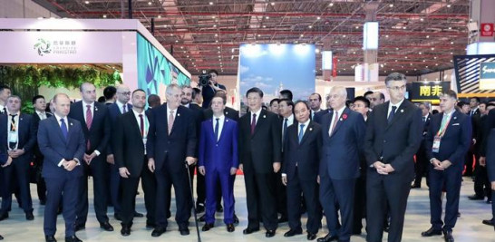 El presidente de China, Xi Jinping, y líderes extranjeros asistentes a la primera Exposición Internacional de Importaciones de China (CIIE), recorren el Pabellón de Países para el Comercio y la Inversión, que exhibe los logros de desarrollo y presenta productos de más de 80 países, en Shanghai, este de China, el 5 de noviembre de 2018. (Xinhua/Xie Huanchi)