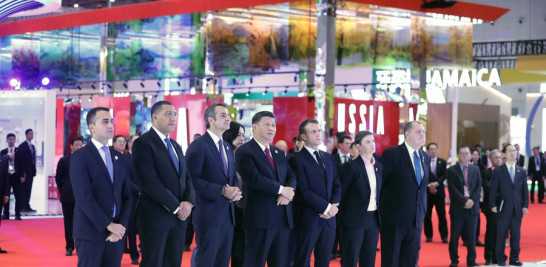 El presidente chino, Xi Jinping, y líderes extranjeros que asisten a la segunda Exposición Internacional de Importaciones de China (CIIE), recorren las exhibiciones después de la ceremonia de apertura, en Shanghai, este de China, el 5 de noviembre de 2019. (Xinhua/Ju Peng)