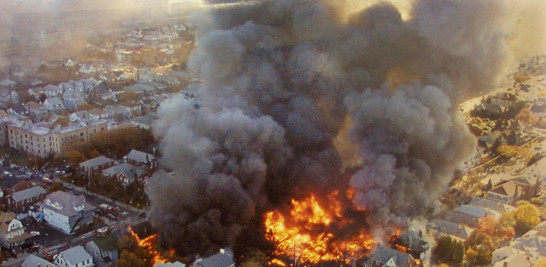 Los restos del vuelo 587 de American Airlines arden el 12 de noviembre de 2001 en el barrio Rockaway de la sección Queens de la ciudad de Nueva York, el avión de pasajeros Airbus A-300 se estrelló poco después del despegue, matando a las 260 personas a bordo y cinco personas en tierra. Foto de NYPD / Getty Images