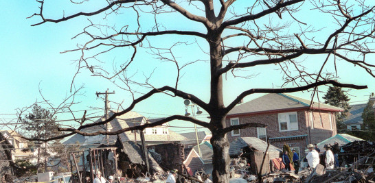 Los restos del vuelo 587 de American Airlines yacen esparcidos entre las casas destruidas el 13 de noviembre de 2001 en la sección Rockaway de Queens, Nueva York. La falla mecánica fue la causa más probable del accidente, que mató a las 260 personas a bordo, pero no se pudo descartar por completo el sabotaje, dijeron los investigadores. Foto de Shaul Schwarz / Getty Images