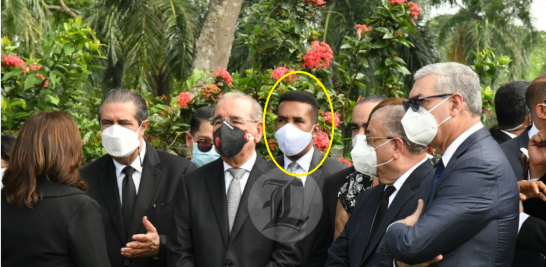Se ve a De los Santos detrás de Danilo Medina durante el sepelio del político Reinaldo Pared Pérez, el pasado 31 de octubre de 2021. Jorge Cruz / LD