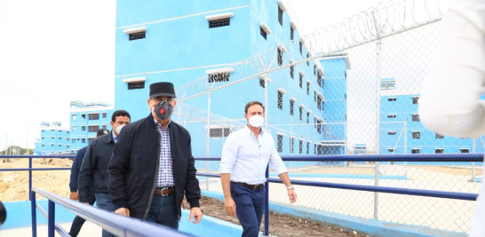 Jean Alain Rodríguez, exprocurador General de la República, junto a Danilo Medina y, detrás de él, Adán Cáceres, durante un recorrido por una de las cárceles del nuevo modelo penitenciario. Foto de archivo