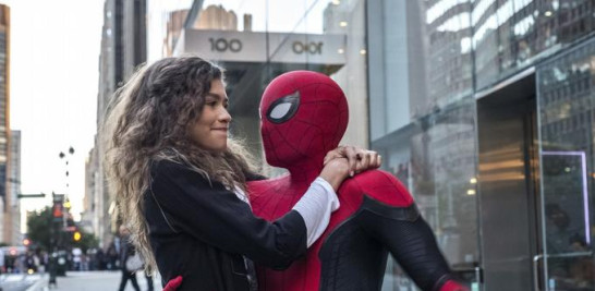 Zendaya y a Tom Holland en una escena de "Spider-Man; Far From Home". (Jay Maidment/Columbia Pictures/Sony via AP).