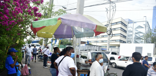 Puestos de venta de comida en una acera frente a un centro hospitalario del Gran Santo Domingo. JA MALDONADO /LD