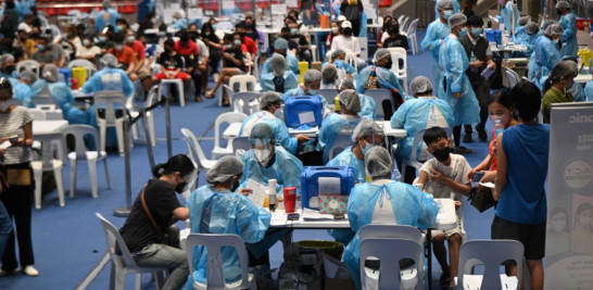 Trabajadores de salud y asistentes a vacunación en la ciudad Makati, en Manila. Agencia AFP.