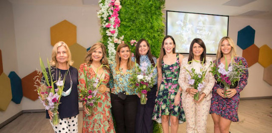 Daysi Viñas, Nathalie González, Maribel Galán, Sarah Argomániz, Yolanda Linares, Lourdes Serulle, y Gisselle Gagg.