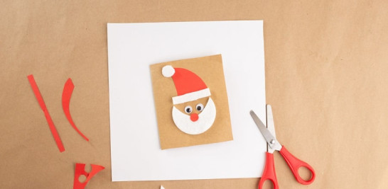 En el colegio! Esta manualidad es perfecta para hacer en el aula: una coqueta tarjeta de papá Noel para  la que solo necesitarás tijeras y papel de colores o de construcción.