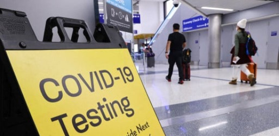 LOS ÁNGELES, CALIFORNIA - Un letrero promueve un lugar de prueba de COVID-19 ubicado dentro de la Terminal Internacional Tom Bradley en el Aeropuerto Internacional de Los Ángeles (LAX) el 1 de diciembre de 2021 en Los Ángeles, California. Mario Tama / Getty Images / AFP
