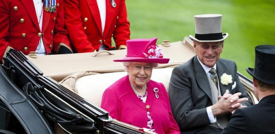 La reina Isabel II de Inglaterra (izda) y el duque de Edimburgo (dcha)en Londres (Reino Unido). EFE/Will Oliver