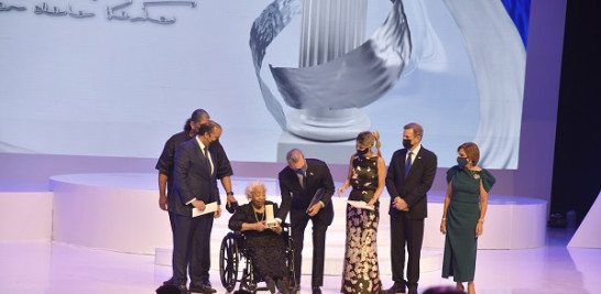 Casilda Luna recibe el premio de manos del Presidente Luis Abinader, Roberto Álvarez, Samuel Pereyra, María Alejandra Castillo y Haydée de Rainieri.