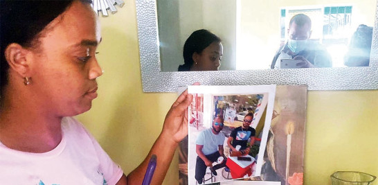 Yeni Almonte Espinal muestra la foto de su esposo y hermano, víctimas de la tragedia. ONELIO DOMÍNGUEZ/LD