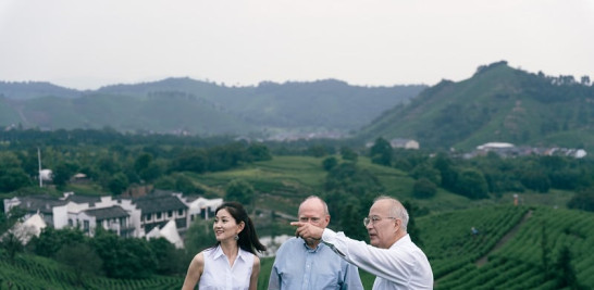 Einar Tangen (der.) examina una plantación de té con la periodista de Xinhua Miao Xiaojuan (izq.) y el economista estadounidense David Blair mientras filman el documental, en el distrito de Anji de la provincia de Zhejiang, en el este de China, el 27 de agosto de 2021. (Xinhua/Xu Yongzheng)