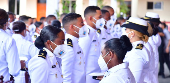Las madres de los 53 nuevos tenientes hicieron entrega de los quepis de oficiales a sus hijos, con visibles rostros llenos de orgullo. Raúl Asencio / LD