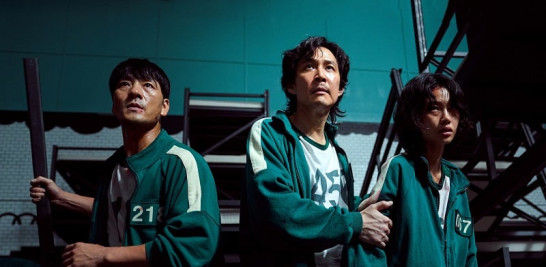 Bong Joon Ho con el Oscar a la mejor dirección y a la mejor película internacional por 'Parasite' EFE/EPA/DAVID SWANSON