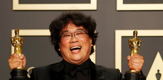 Bong Joon Ho con el Oscar a la mejor dirección y a la mejor película internacional por 'Parasite' EFE/EPA/DAVID SWANSON