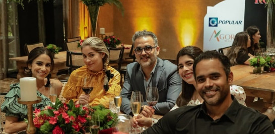 Sharon Sued, Lisa Guerrero, Jochy Fersobe,  Giovanna Vásquez y Alejandro Núñez.