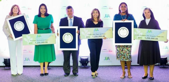 Milka Morales, Alexandra Ventura de Gómez, Saul Abreu, Walkiria Estevez,Alba Iris Vázquez y Sor Teresa de Jesús.