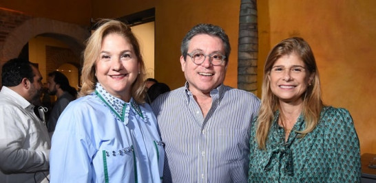 Maite Fernández, Carlos Ariza y Pilar González de Ariza.