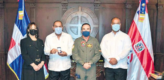 De izquierda a derecha Patricia Franjul, Miguel Franjul, mayor general Leonel Amílcar Muñoz Noboa y el capitán Adrián Franjul.