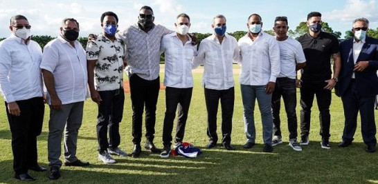 Luis Abinader y Edwin Encarnación rodeado de varios peloteros de grandes ligas que se dieron cita al acto.
